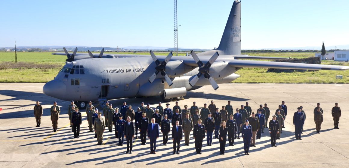 مراسم تسليم طائرة نقل عسكرية أمريكية إلى جيش الطيران التونسي
