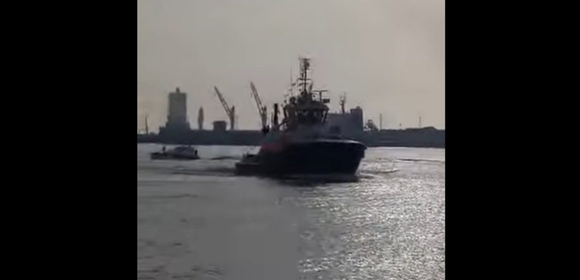 قابس/ في انتظار الجرارين المتبقين، الجرّار”دقّة” يرسو بالميناء التجاري