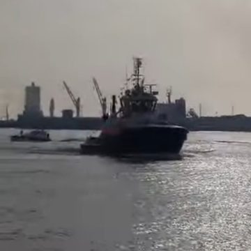 قابس/ في انتظار الجرارين المتبقين، الجرّار”دقّة” يرسو بالميناء التجاري