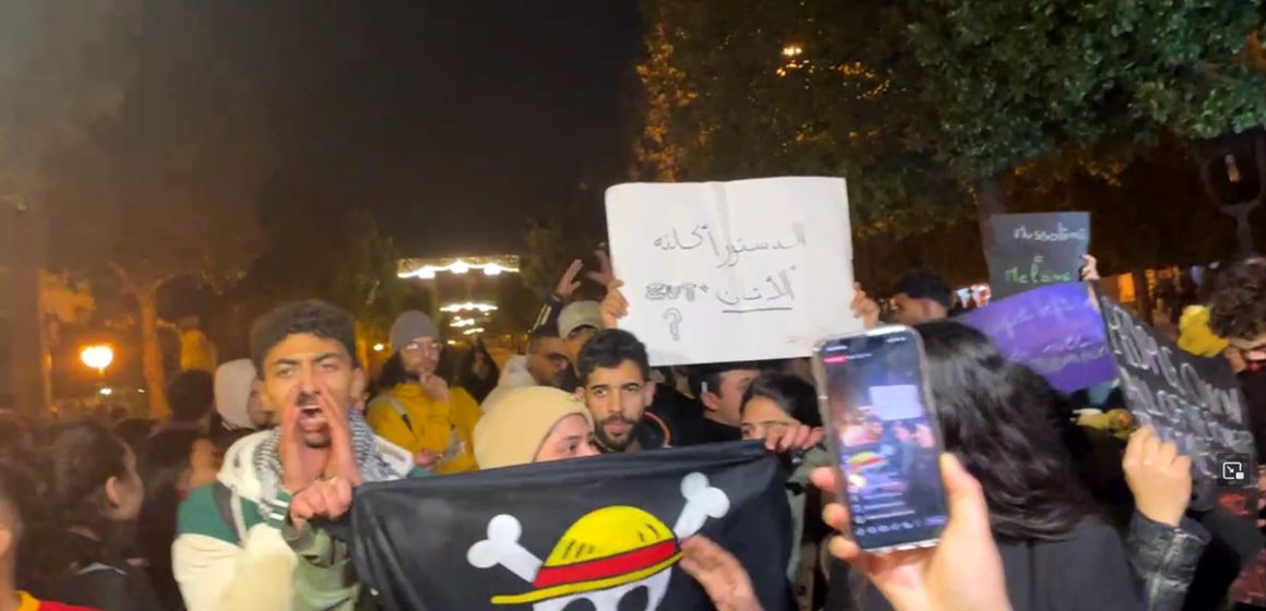 شباب Génération Z يتظاهرون مساء ذكرى 14 جانفي وسط العاصمة (فيديو)