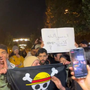 genz شباب Génération Z يتظاهرون مساء ذكرى 14 جانفي وسط العاصمة (فيديو)