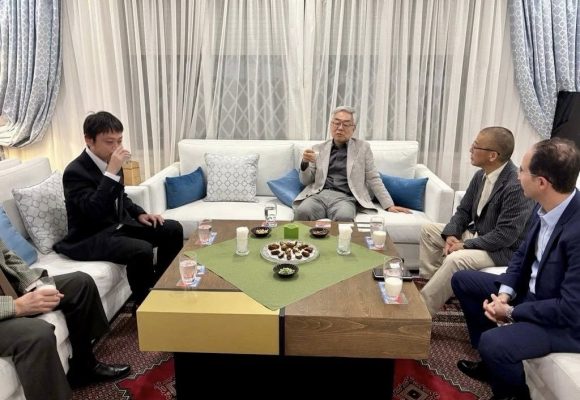 سفير اليابان بتونس في أول تجربة للصيام في حياته (صور)