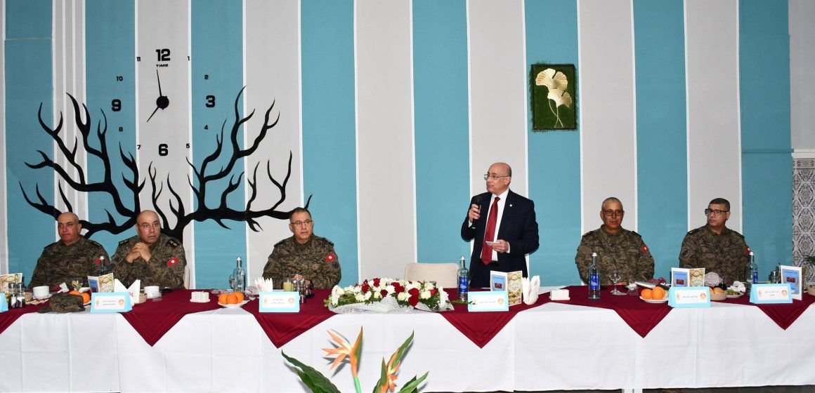 وزير الدفاع في زيارة إلى القاعدة العسكرية بكندار