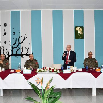 وزير الدفاع في زيارة إلى القاعدة العسكرية بكندار