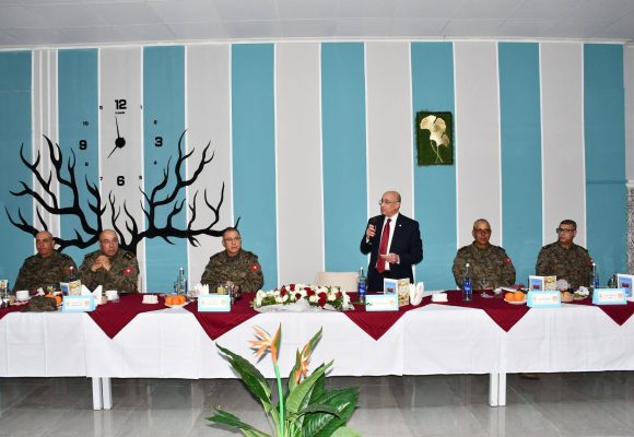 وزير الدفاع في زيارة إلى القاعدة العسكرية بكندار