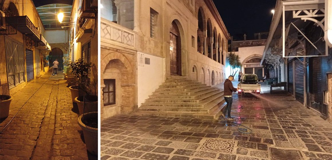 صورة اليوم: الاستعداد لاستقبال الجوامع المصلين في أول ليلة لصلاة التراويح