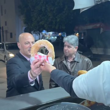 00 فيديو للسفير الأمريكي بتونس جو بزي في سحور رمضان