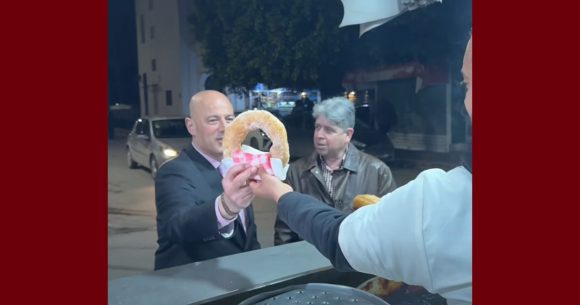 فيديو للسفير الأمريكي بتونس جو بزي في سحور رمضان