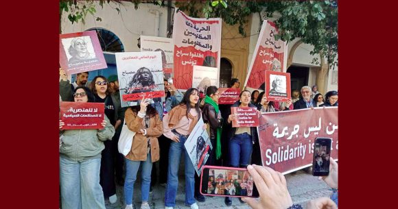 صورة اليوم للنساء الديمقراطيات خلال الوقفة التضامنية مع سعدية مصباح (ألبوم)