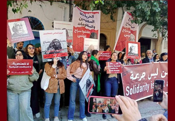 صورة اليوم للنساء الديمقراطيات خلال الوقفة التضامنية مع سعدية مصباح (ألبوم)