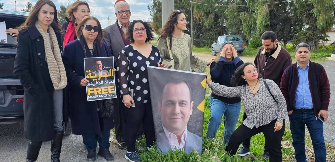 صورة أول ايام عيد الفطر: لمة امام سجن المرناقية تنادي بحرية مراد الزغيدي (ألبوم) صورة أول ايام عيد الفطر: لمة امام سجن المرناقية تنادي بحرية مراد الزغيدي (ألبوم)