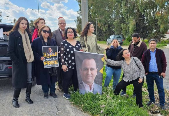 صورة أول ايام عيد الفطر: لمة امام سجن المرناقية تنادي بحرية مراد الزغيدي (ألبوم)