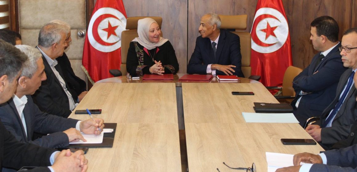 شركة نقل تونس تمضي اتفاقية مع المدرسة الوطنية للإدارة في مجال التكوين المستمر