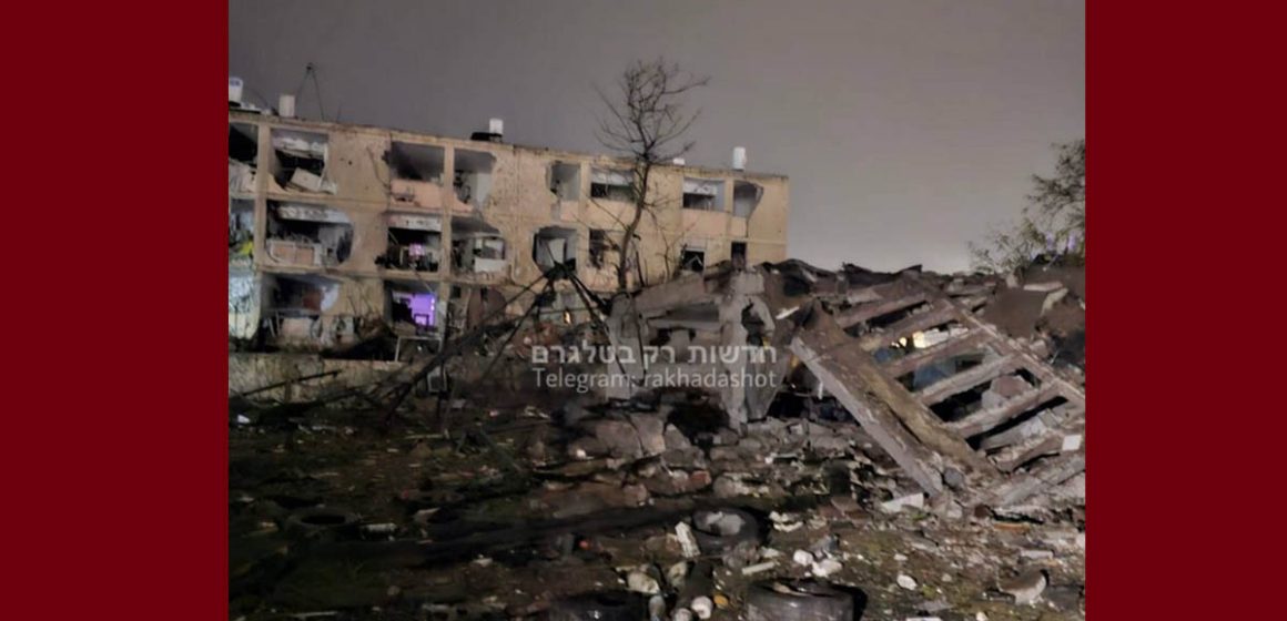 اصابة 23 شخصا إثر سقوط صاروخ إيراني في ديمونا