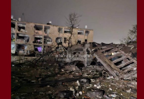 اصابة 23 شخصا إثر سقوط صاروخ إيراني في ديمونا