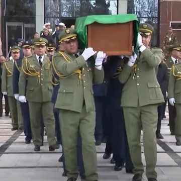 00 باتنة- الجزائر: الرئيس تبون يشرف على جنازة سلفه الرئيس الأسبق اليامين زروال