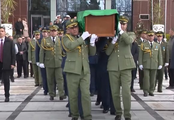 باتنة- الجزائر: الرئيس تبون يشرف على جنازة سلفه الرئيس الأسبق اليامين زروال