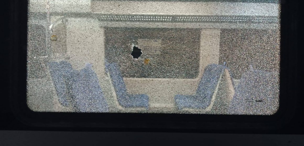 01 بالصور/ توقف أحد قطارات تونس الجنوبية عن الاستغلال بعد تهشيم بلور عديد عرباته