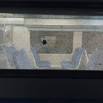 بالصور/ توقف أحد قطارات تونس الجنوبية عن الاستغلال بعد تهشيم بلور عديد عرباته