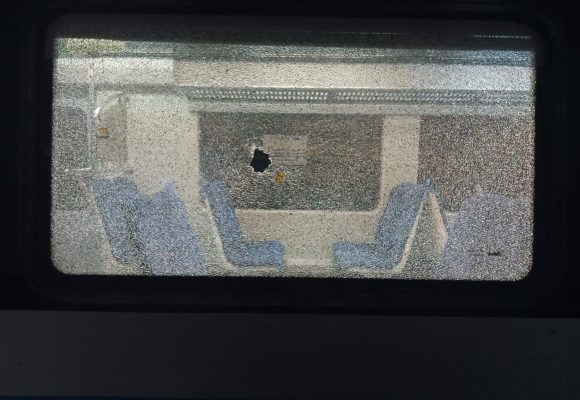 بالصور/ توقف أحد قطارات تونس الجنوبية عن الاستغلال بعد تهشيم بلور عديد عرباته