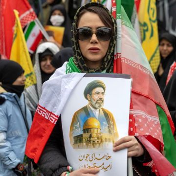 Iraniens-Pro-regime أمريكا قُوّةٌ آيلة للسّقوط، وإيران ستظلّ باقية ما بقي الزّمان