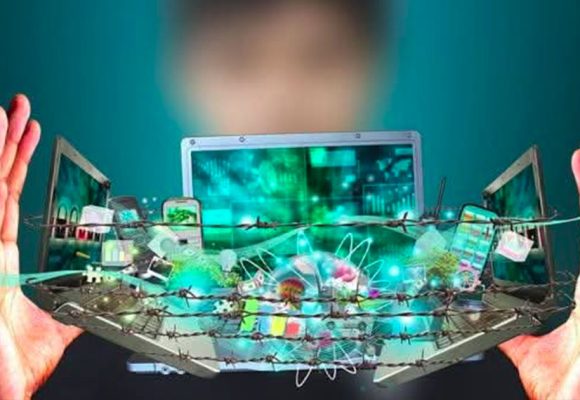 فاهم بوكدوس حول ما جد في برنامج لاذاعة الديوان: “الأمر ابعد بكثير من زلة لسان”