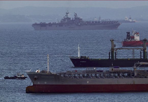 الآلاف من افراد القوات الأمريكية يطوقون السفن في موانىء ايران