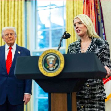 خلافات حول “ملفات إبستين”، ترمب يقيل بام بوندي ويعوضا وقتيا بتود بلانش