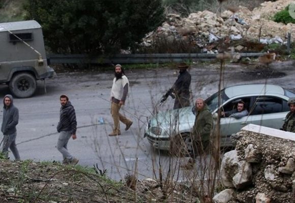 جالود: مستوطنون إسرائيليون يطردون فلسطينيين من بيوتهم بعد احراقها