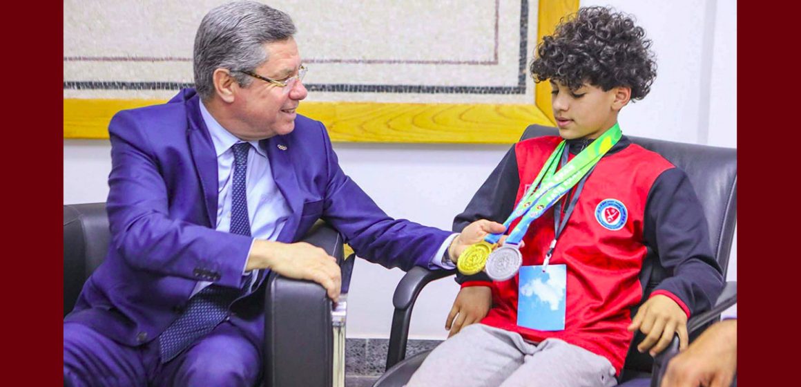 تألق في بطولة العالم للتاولو بالصين: رئيس اللجنة الأولمبية يكرم البطل الواعد حمزة الهمامي