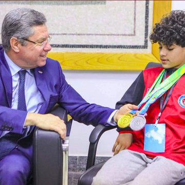 تألق في بطولة العالم للتاولو بالصين: رئيس اللجنة الأولمبية يكرم البطل الواعد حمزة الهمامي