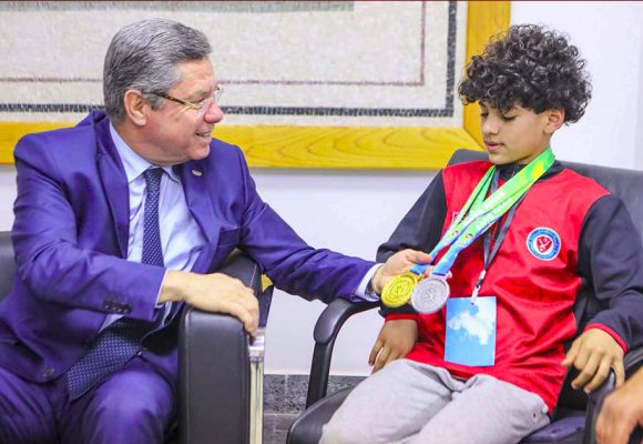 تألق في بطولة العالم للتاولو بالصين: رئيس اللجنة الأولمبية يكرم البطل الواعد حمزة الهمامي