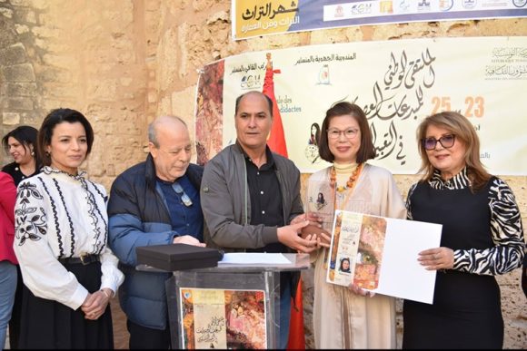 الملتقى الوطني للمبدعات العصاميات في التعبير التشكيلي