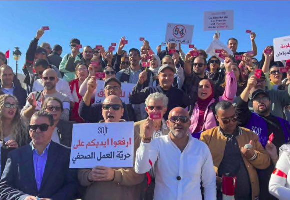 الصحفيون يقررون اطلاق سلسلة من التحركات الاحتجاجية لا دفاعا عن القطاع فحسب…