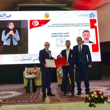 مجلس نواب الشعب يمنح جائزة العامل المثالي للعون حسان الجمعي