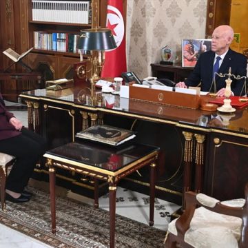 الرئيس يؤكد بذل جهوده لتحسين ظروف العيش والعمل دون انقطاع لتخفيض الأسعار