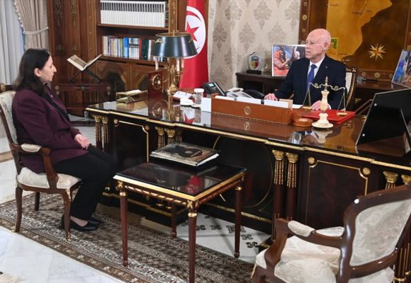 الرئيس يؤكد بذل جهوده لتحسين ظروف العيش والعمل دون انقطاع لتخفيض الأسعار