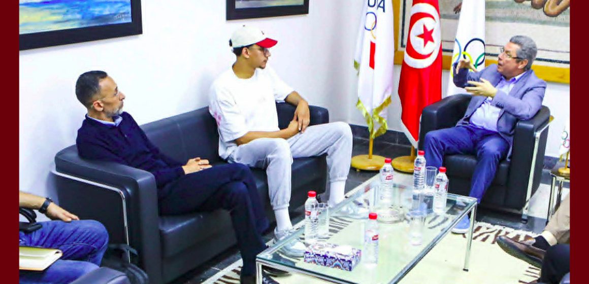 اللجنة الأولمية تؤكد للبطل التونسي السباح أيوب الحفناوي مواصلة دعمه ومرافقته
