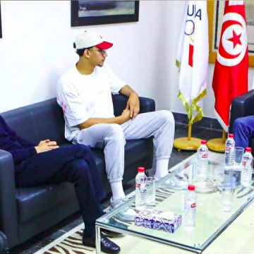 اللجنة الأولمية تؤكد للبطل التونسي السباح أيوب الحفناوي مواصلة دعمه ومرافقته