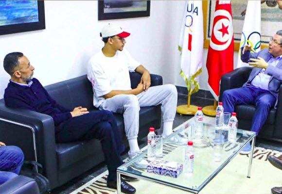 اللجنة الأولمية تؤكد للبطل التونسي السباح أيوب الحفناوي مواصلة دعمه ومرافقته