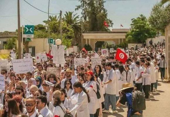 الأطباء الشبان يستنكرون تأخير مواعيد التربصات