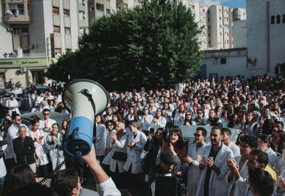 منظمة الأطباء الشبان تستنكر مواصلة السياسات الارتجالية و التنكيل الممنهج بنظوريها