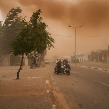 عاصفة رملية تهز مدينة دوز و الجهات المجاورة (فيديو)