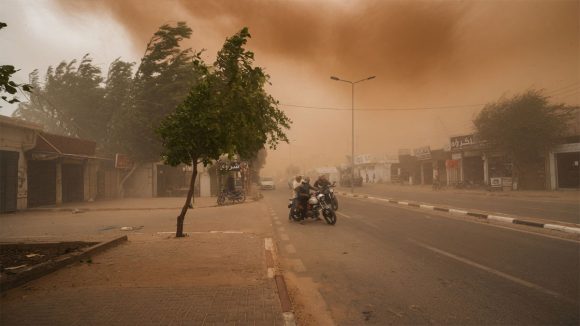 عاصفة رملية تهز مدينة دوز و الجهات المجاورة (فيديو)
