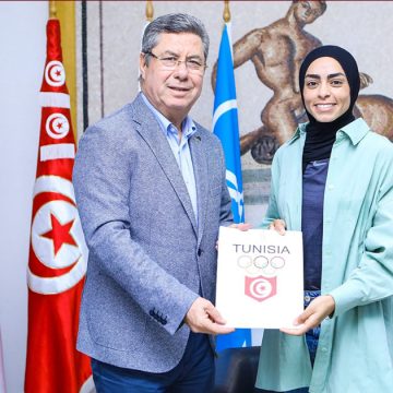 محرز بوصيان يهنىء البطلة مروى بوزياني المتخصصة في سباق 3000 متر موانع