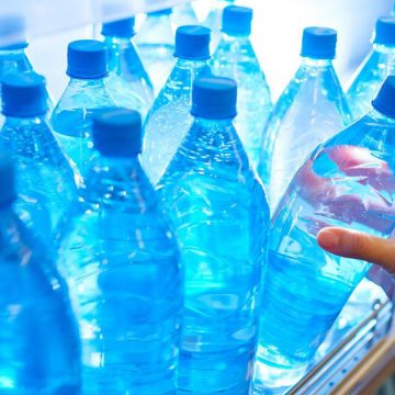 Eau-minerale-1 تونس : دعوة إلى الالتزام بالشروط الأساسية لسلامة الأغذية