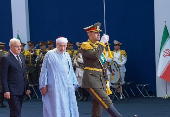 فيديو يوثق حضور المفتي بن محمود في مراسم تأبين وتكريم مقام الشهيد آية الله علي خامنئي بإيران