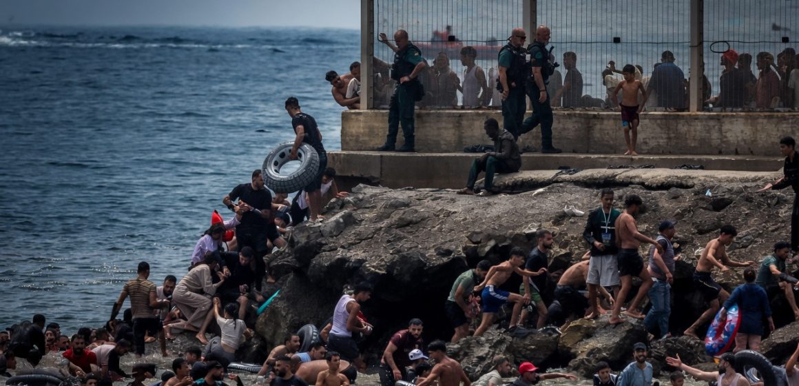 المغرب صورة اليوم: آلاف من الشباب المغربي يهاجر الى اسبانيا عبر البر و البحر (فيديو)