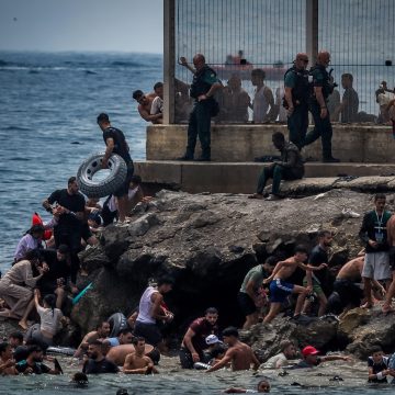 المغرب صورة اليوم: آلاف من الشباب المغربي يهاجر الى اسبانيا عبر البر و البحر (فيديو)
