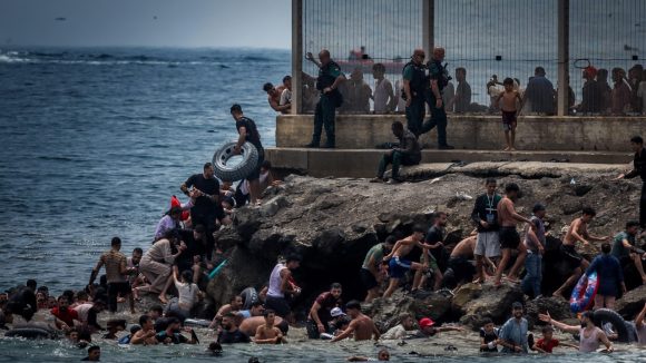 المغرب صورة اليوم: آلاف من الشباب المغربي يهاجر الى اسبانيا عبر البر و البحر (فيديو)